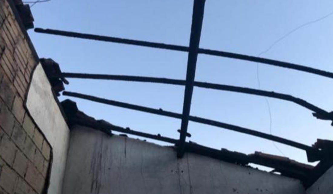 Uma mulher de 38 anos colocou fogo na casa do pai, 72, duas vezes em um dia. O caso aconteceu nesta segunda-feira (26), no município de Goianésia. Mulher coloca fogo na casa do pai duas vezes em dia e é presa