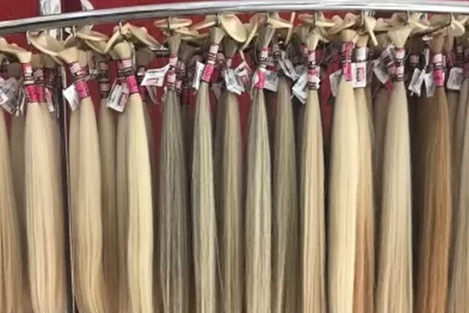 A polícia do Rio de Janeiro investiga um esquema ilegal em uma das maiores ONGs que arrecada doações de cabelo para pessoas com câncer - Quadrilha é acusada de desviar doações de cabelos e ganhar fortuna