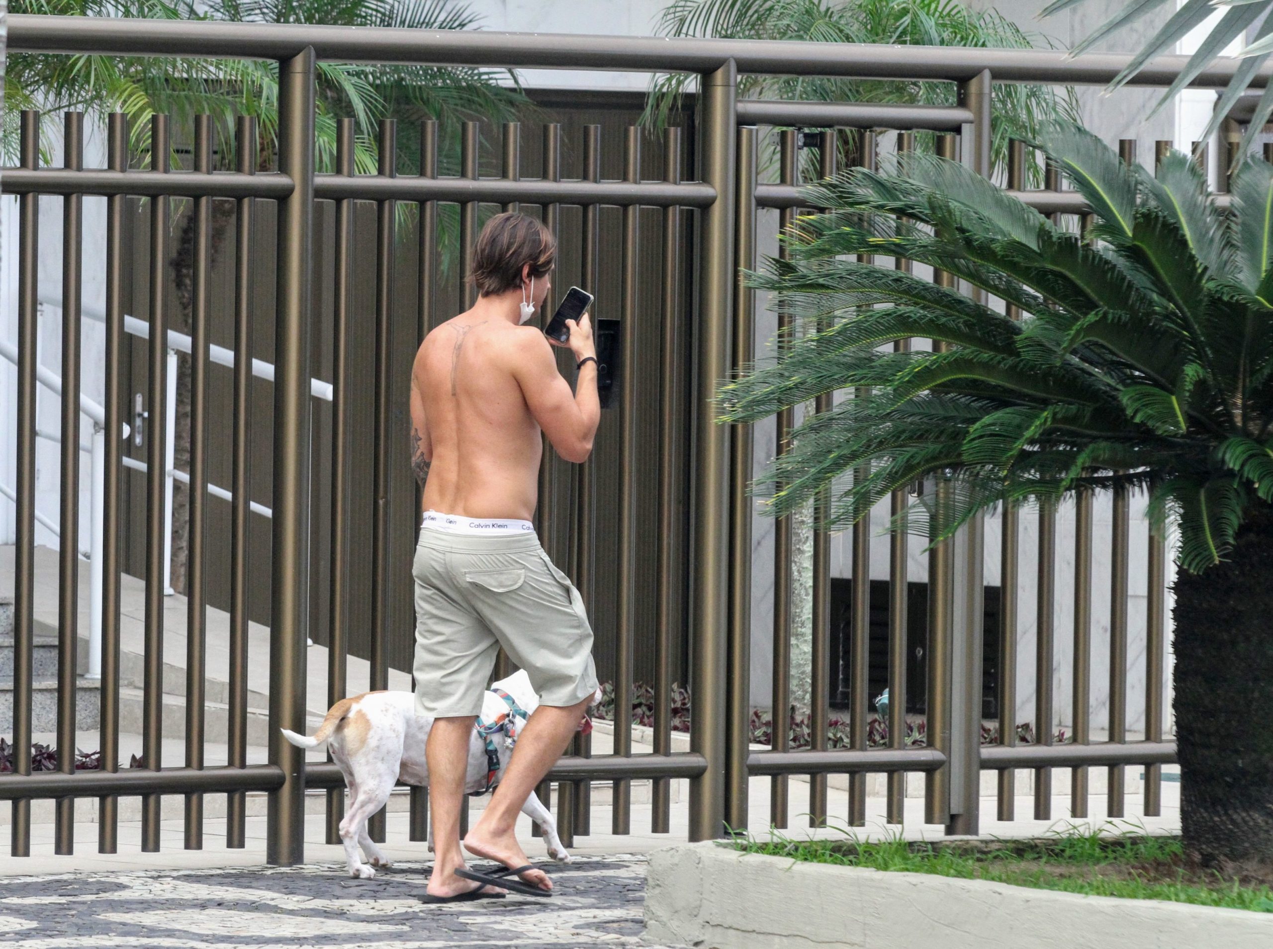 Dado Dolabella passeia com cachorro em Ipanema