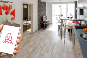 'Surubão do Airbnb' diverte web com áudios entre locatária e cliente