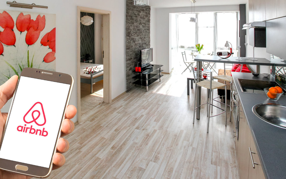 'Surubão do Airbnb' diverte web com áudios entre locatária e cliente