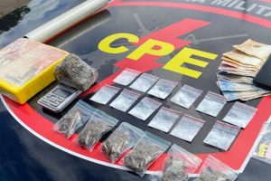 Com a ajuda da Polícia Civil, a Polícia Militar (PM) prendeu uma mulher suspeita de tráfico de drogas em Acreúna - PM prende mulher com droga avaliada em R$ 30 mil em Acreúna