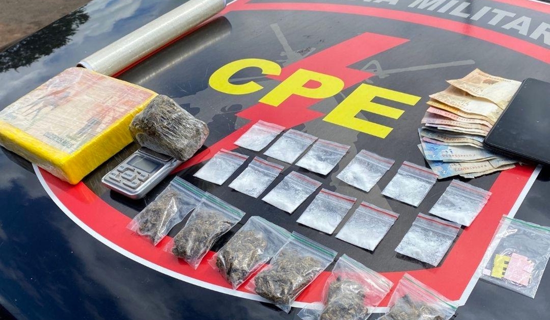 Com a ajuda da Polícia Civil, a Polícia Militar (PM) prendeu uma mulher suspeita de tráfico de drogas em Acreúna - PM prende mulher com droga avaliada em R$ 30 mil em Acreúna