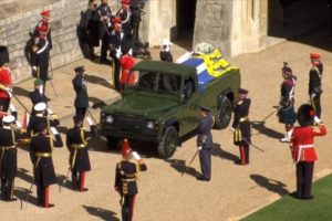 Procissão real e momento de silêncio marcam funeral de príncipe Philip