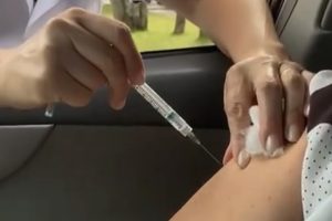 Vacinação contra covid-19 em posto de drive-thru (Foto: Prefeitura de Luziânia)