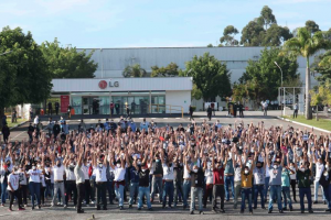 Trabalhadores da LG aprovaram em assembleia greve a partir de segunda-feira (12) - Guto Rezende/Sindmetau