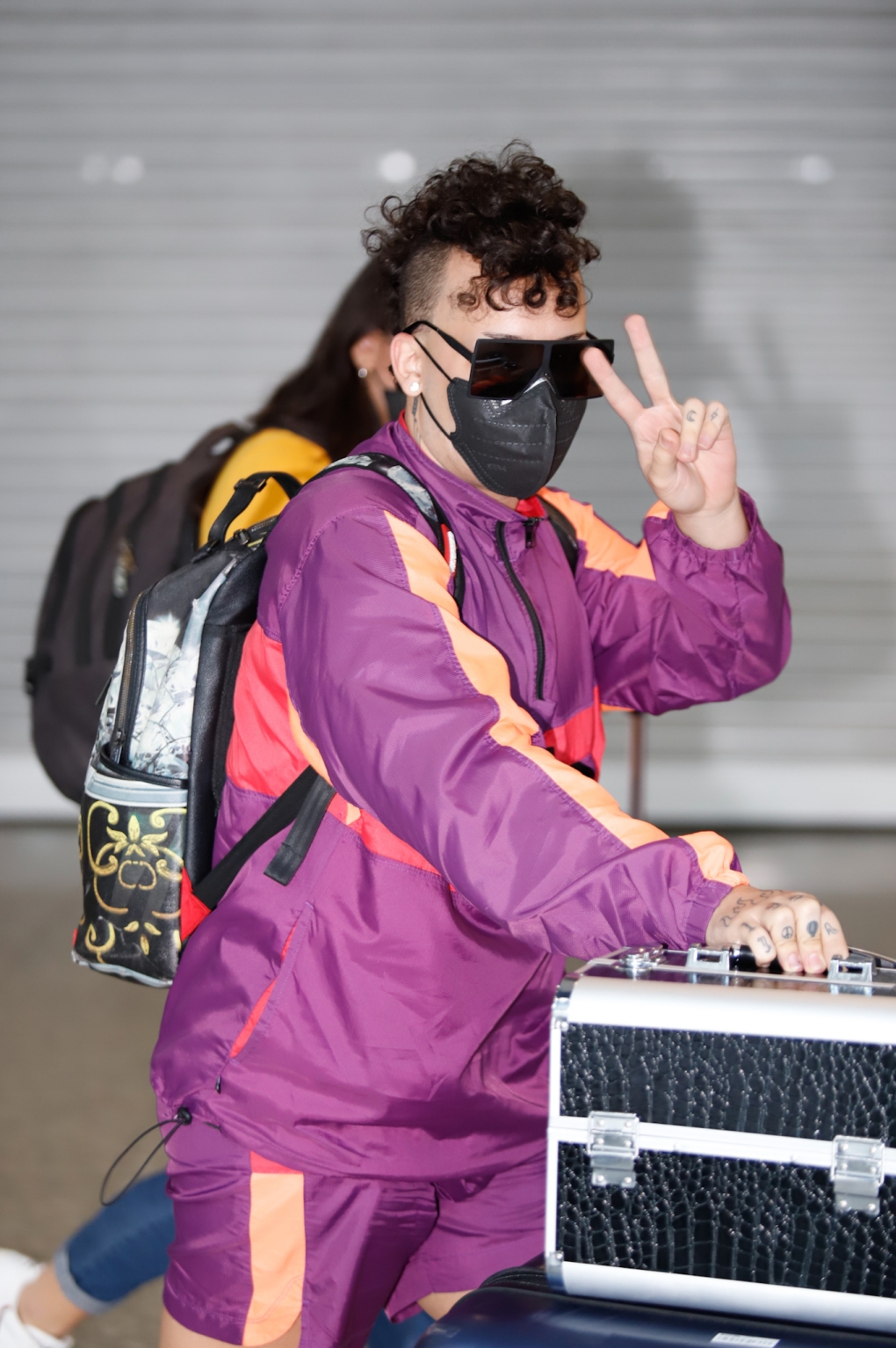 Drag Queen simpática com fotógrafos