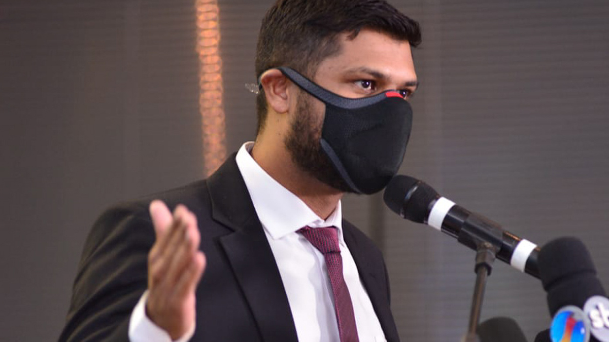 Romário Policarpo, presidente da Câmara Municipal, de máscara e falando ao microfone