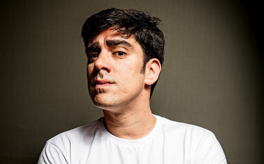 Marcelo Adnet expõe ex-BBBs ao criticar reuniões na pandemia