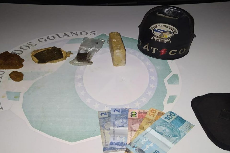 Um homem, que não teve a idade e nome revelados, foi preso depois de jogar uma sacola com drogas em uma cisterna, em Aparecida de Goiânia. (Foto: divulgação/PM)