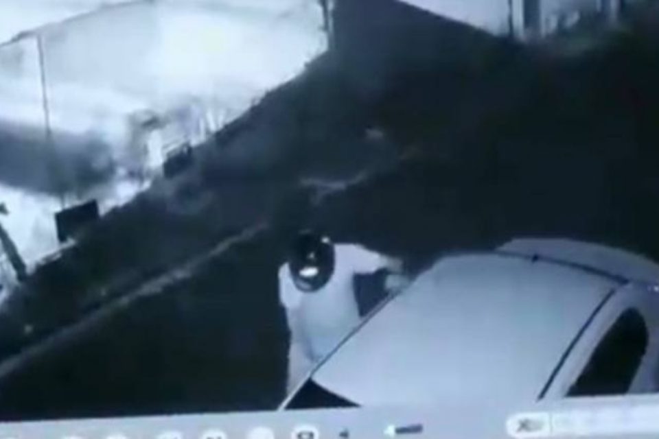 Câmeras de segurança registraram o momento em que o suspeito quebra um dos vidros do veículo