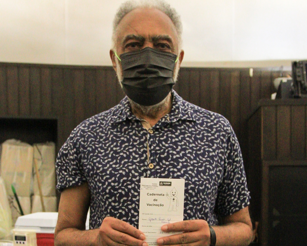 Gilberto Gil toma segunda dose de vacina contra Covid-19
