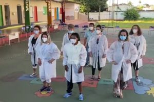 Servidoras da saúde gravam vídeo dançando após dia de vacinação