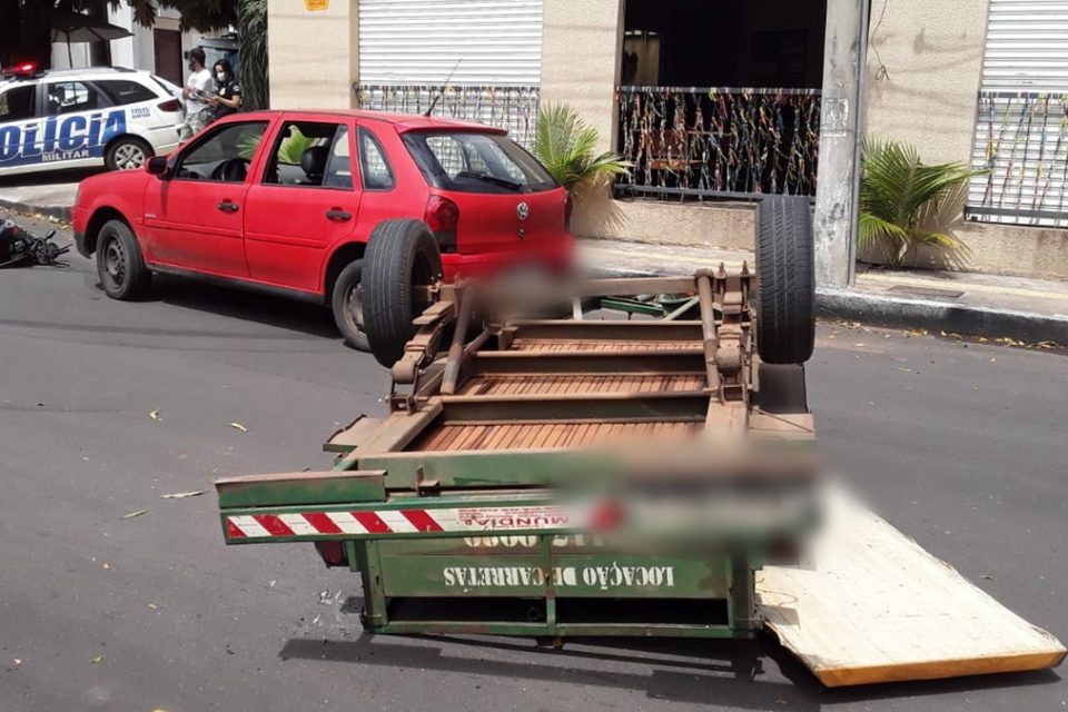 Um homem, de 40 anos, teve fratura exposta na perna após se envolver em um acidente de trânsito, em Goiânia. (Foto: divulgação/Polícia Civil)