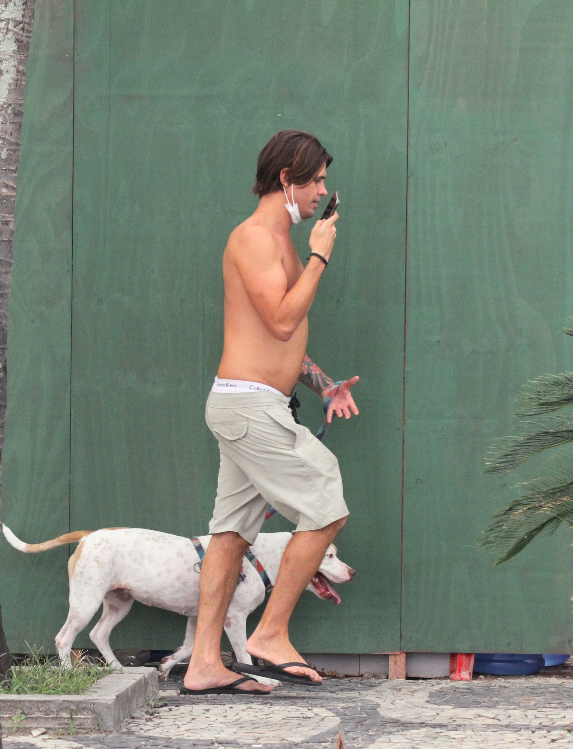 Dado Dolabella passeia com cachorro em Ipanema