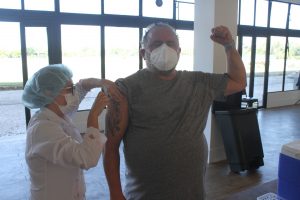 Leo Jaime toma primeira dose da CoronaVac