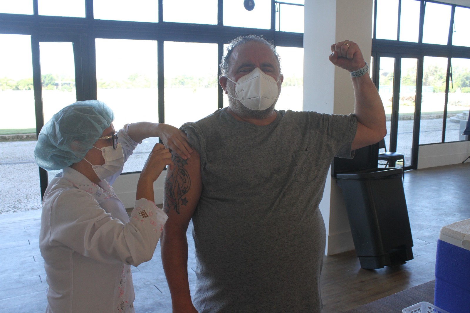 Leo Jaime toma primeira dose da CoronaVac