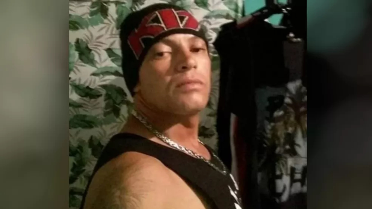 Vídeo feito pela câmera de segurança de um supermercado registra o momento em que um homem de 37 é assassinado a facadas (Foto: Reprodução)