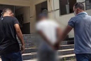 O Grupo de Investigação de Homicídios (GIH) de Goianésia prendeu em flagrante, na última segunda-feira (26), um dos suspeitos de homicídio qualificado praticado contra Denio José da Silva, no dia anterior. - Polícia prende em flagrante suspeito de homicídio, em Goianésia