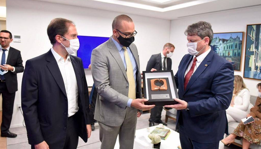 Tarcisio de Freitas, Ministro da Infraestrutura, à direta com base de martelo que quebrou - Divulgação