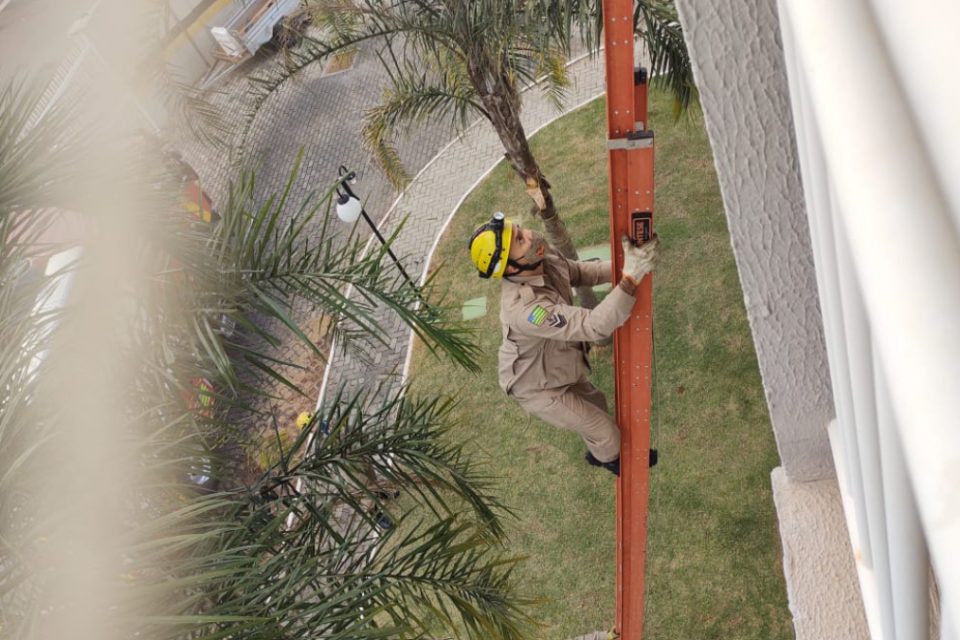 Bombeiros entram por janela de prédio para salvar criança trancada em quarto