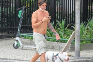 Dado Dolabella passeia com cachorro em Ipanema