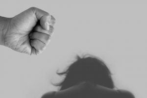 Pintor é acusado de tentar matar esposa com golpes de garrafas e cacos de vidro