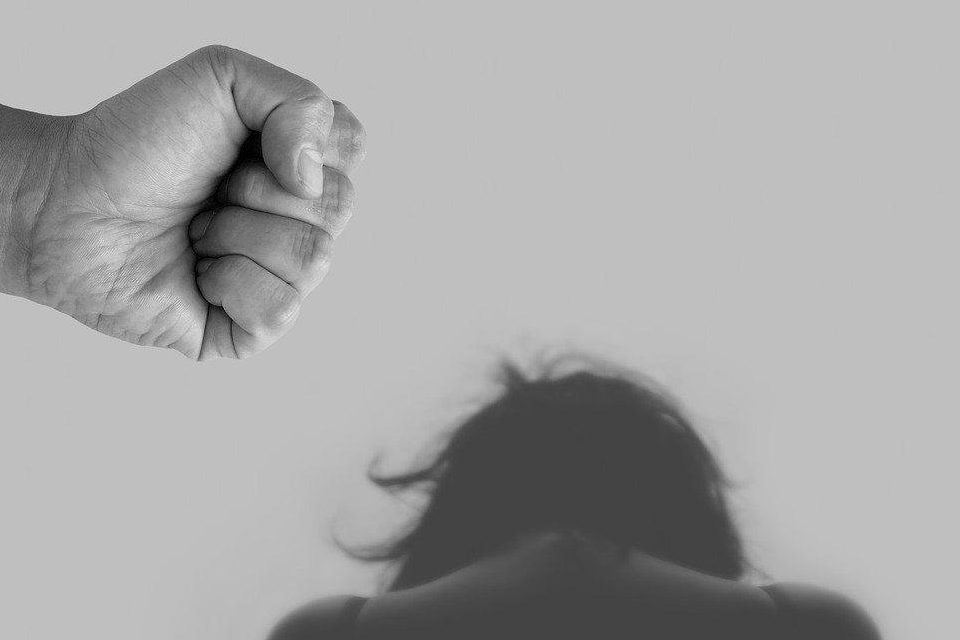 Pintor é acusado de tentar matar esposa com golpes de garrafas e cacos de vidro