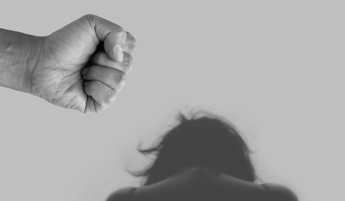 Pintor é acusado de tentar matar esposa com golpes de garrafas e cacos de vidro