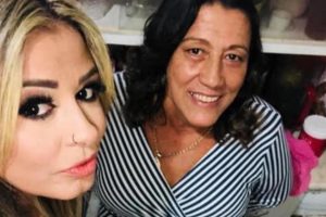 Após um ano do assassinato da mãe, Camilla Alves, de 39 anos, descobriu que um dos denunciados de cometer o crime foi solto 15 dias depois - Após um ano do assassinato da mãe, filha descobre que o acusado foi solto 15 dias depois de ser preso