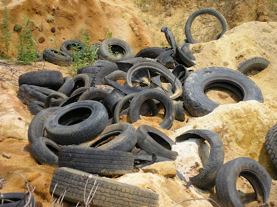 Pneus descartados de forma criminosa na Área de Proteção Ambiental da Serra da Areia (Foto: Divulgação/DefesaCivilAparecida)
