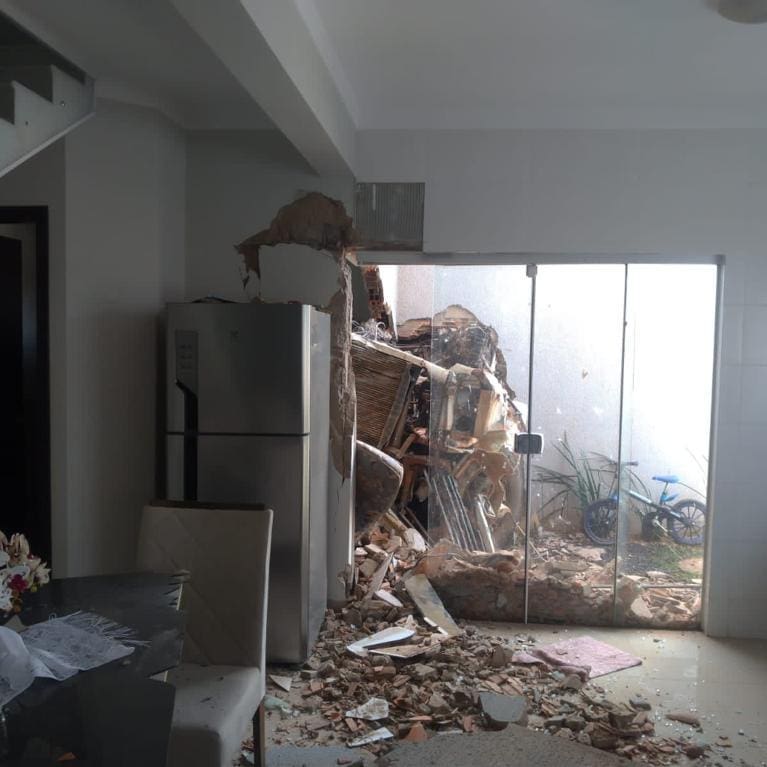 Motorista perde controle de caminhão e invade casa, em Rio Verde (Foto: Divulgação/CBM)