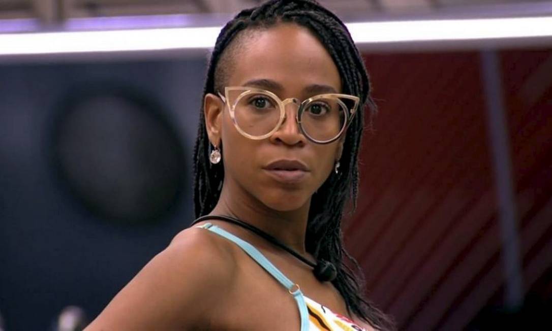 A vida depois do tombo Karol Conká: Mãe e ex-marido falam sobre a personalidade da cantora