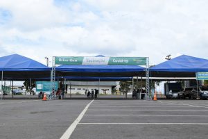 Ponto de vacinação na modalidade drive-thru, em Aparecida (Foto: Secom/Aparecida)