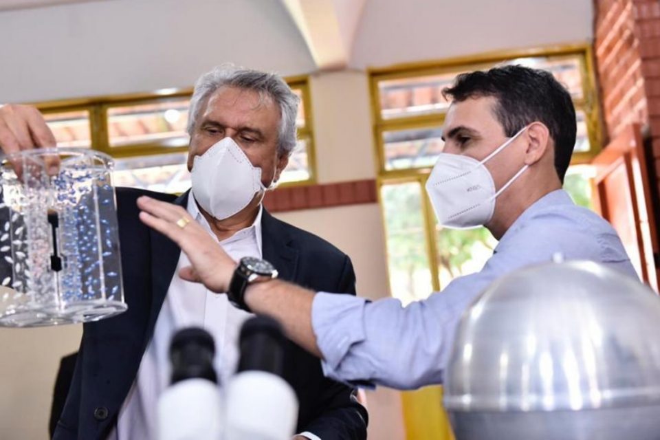 Caiado visita laboratório do Cepi Luís Perillo (Foto: Governo do Estado)