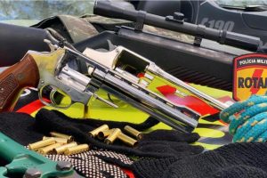 Seis pessoas morreram nos confrontos. Armas foram aprendidas e carros roubados, recuperados (Foto: divulgação/PM)