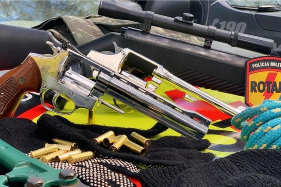 Seis pessoas morreram nos confrontos. Armas foram aprendidas e carros roubados, recuperados (Foto: divulgação/PM)