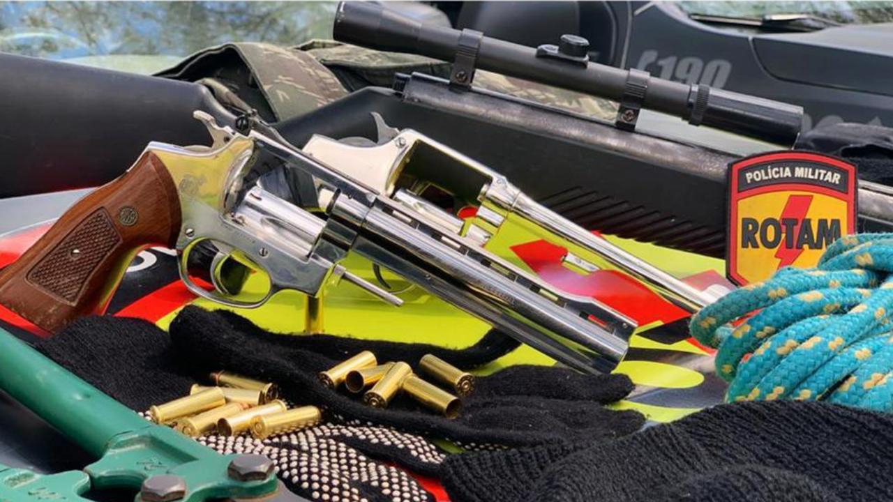 Seis pessoas morreram nos confrontos. Armas foram aprendidas e carros roubados, recuperados (Foto: divulgação/PM)