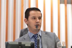 Deputado vê perseguição a religiosos em ação contra prioridade na vacina