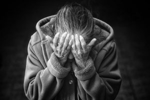 Idosa foge do filho para não ser espancada em Anápolis