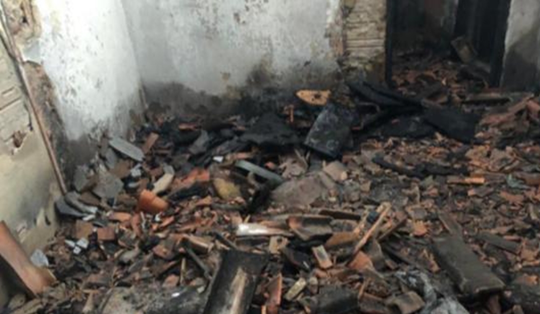 Uma mulher de 38 anos colocou fogo na casa do pai, 72, duas vezes em um dia. O caso aconteceu nesta segunda-feira (26), no município de Goianésia. Mulher coloca fogo na casa do pai duas vezes em dia e é presa