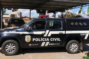 A mãe da criança de dois anos, que foi torturada em Goiânia, disse que o menino apanhou porque ''estava se coçando demais" por ter alergia à picada de insetos. A mulher e o marido foram presos suspeitos de tortura na tarde desta quarta-feira (15). Mãe disse que criança foi torturada em Goiânia porque estava "se coçando demais"