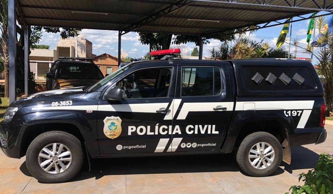 A mãe da criança de dois anos, que foi torturada em Goiânia, disse que o menino apanhou porque ''estava se coçando demais" por ter alergia à picada de insetos. A mulher e o marido foram presos suspeitos de tortura na tarde desta quarta-feira (15). Mãe disse que criança foi torturada em Goiânia porque estava "se coçando demais"