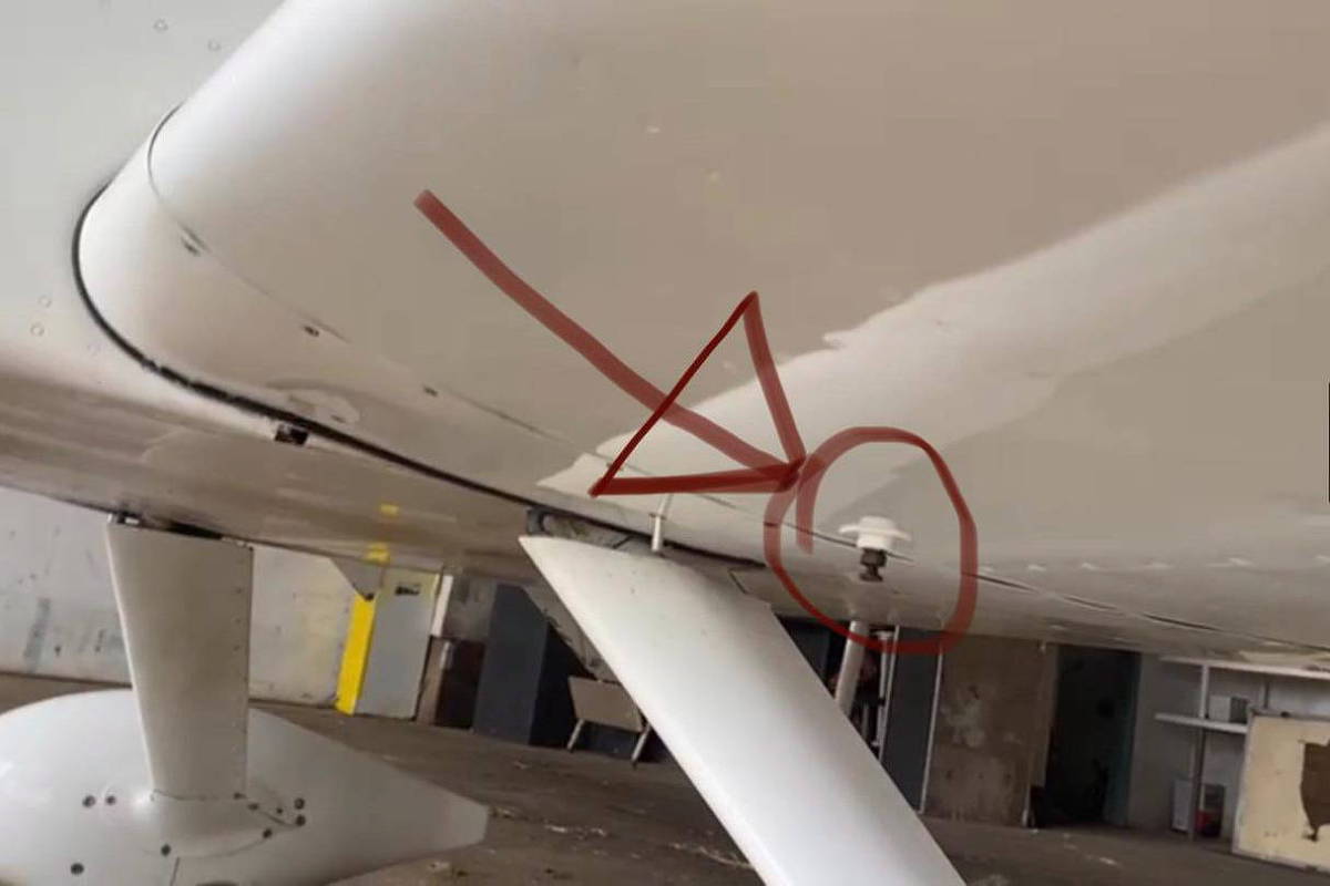 Aeronave com indicativo de onde combustível foi extraído (Foto: PC-BA)