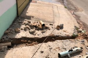 Em Anápolis, bombeiros quebram calçada para resgatar gato preso em cano (Foto: Divulgação/CBM)