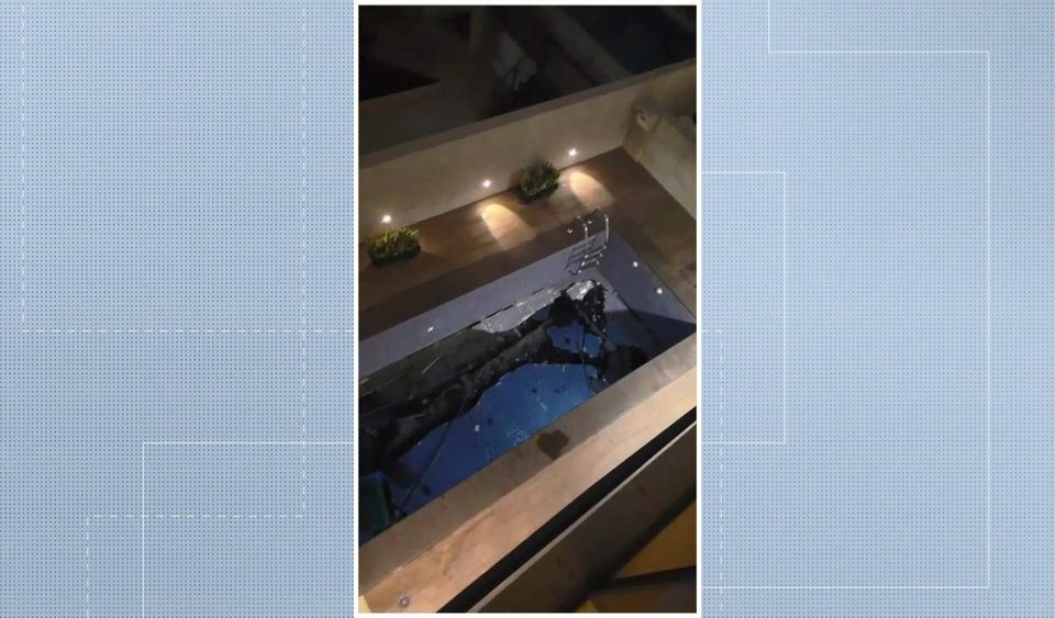Piscina desaba em prédio de luxo no ES e danifica carros