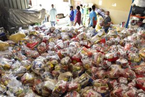 Servidores da prefeitura de Aparecida doam 2 mil cestas básicas para famílias carentes