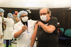 Famosos tomam segunda dose de vacina contra Covid-19