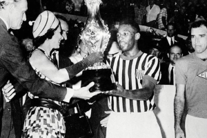 Príncipe Philip e rainha Elizabeth inauguraram o Masp e viram Pelé no Maracanã