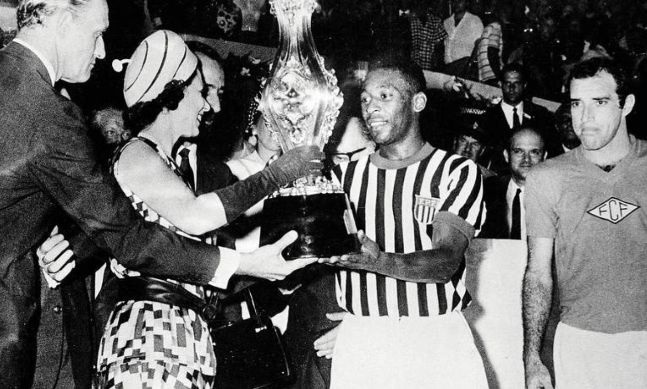 Príncipe Philip e rainha Elizabeth inauguraram o Masp e viram Pelé no Maracanã